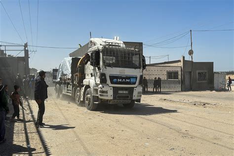 Feeding Gaza: Traders run gauntlet of bullets, bombs and bribes.